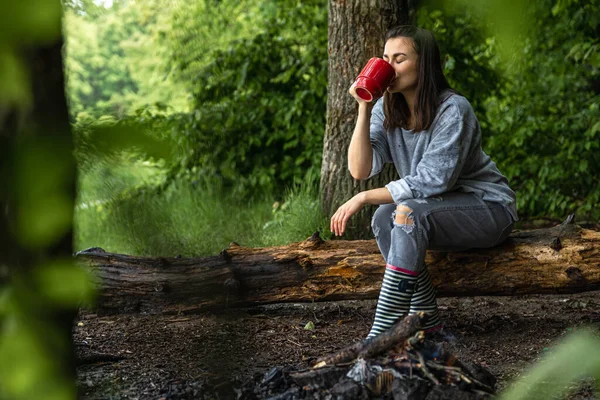 Young Woman Warms Extinct Fire Cup Warming Drink Forest Trees — Stock Photo, Image