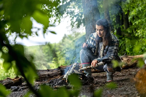 Atraktivní Mladá Žena Rozdělá Oheň Aby Zahřála Lese — Stock fotografie