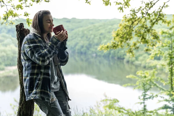 Mladá Žena Lese Řeky Ohřeje Ohně Vypije Horký Nápoj — Stock fotografie