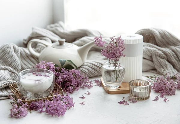 Arranjo Primavera Delicado Com Flores Vaso Copo Leite Detalhes Decoração — Fotografia de Stock