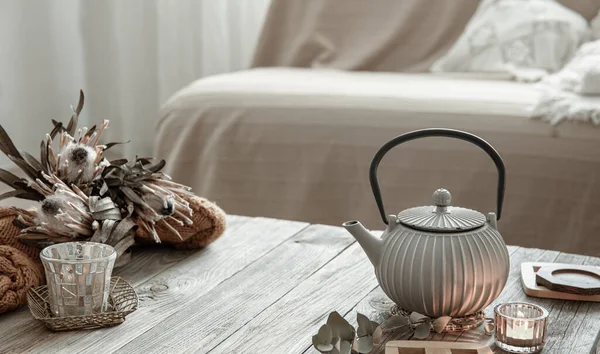 Odanın Içinde Çaydanlık Dekor Detaylarıyla Rahat Kompozisyonu — Stok fotoğraf