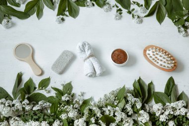 Banyo aksesuarları, sağlık ve güzellik ürünleri ve taze çiçeklerle kaplıca bezi.