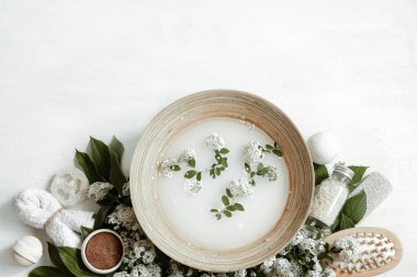 Sabunlu su, güzellik ve vücut bakım ürünleriyle spa bileşimi.