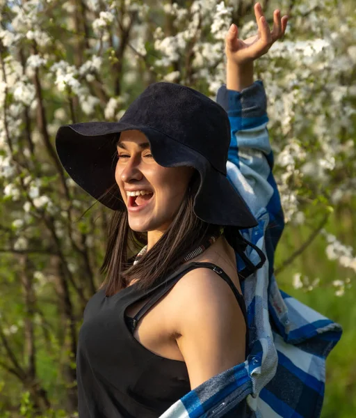 Attraktives Mädchen Mit Hut Inmitten Der Blühenden Bäume Frühling Einem — Stockfoto