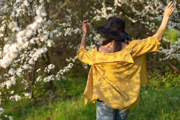 Ein Attraktives Mädchen Mit Hut Zwischen Blühenden Bäumen Genießt Den — Stockfoto