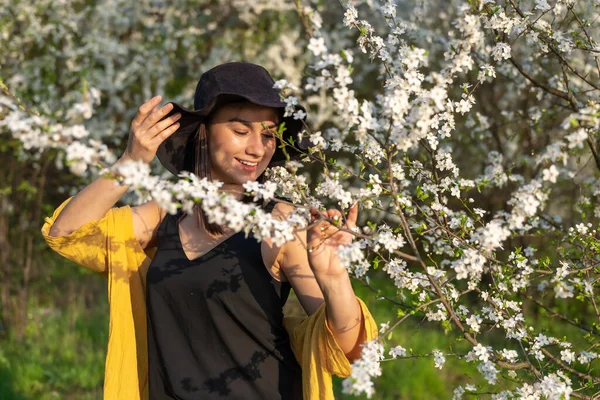 Attraktiv Flicka Hatt Bland Blommande Träd Njuter Doften Vårblommor — Stockfoto