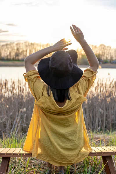 Ein Mädchen Mit Hut Und Lässigem Stil Sitzt Bei Sonnenuntergang — Stockfoto