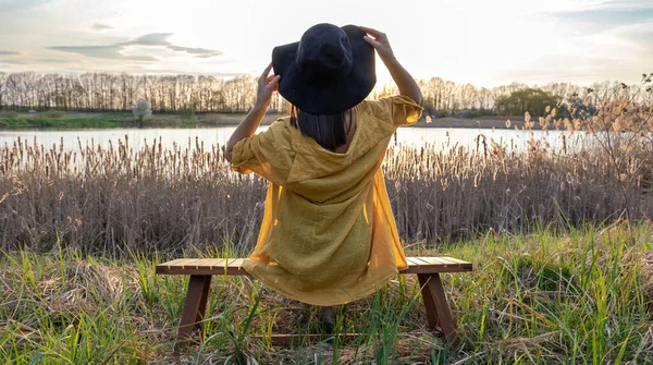 Ein Mädchen Mit Hut Und Lässigem Stil Sitzt Bei Sonnenuntergang — Stockfoto