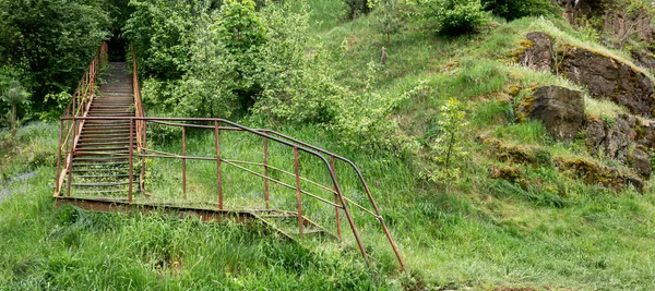 Старая Металлическая Лестница Ведущая Лес Среди Гор — стоковое фото