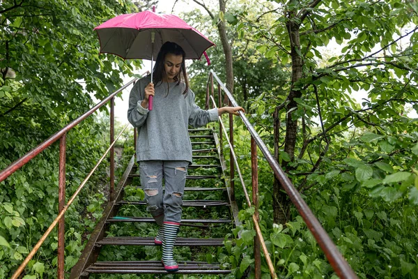 Mädchen Unter Einem Regenschirm Bei Einem Spaziergang Frühlingswald Regen — Stockfoto