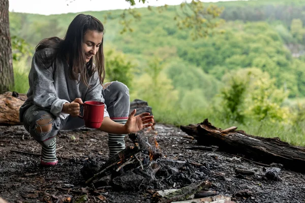 Eine Junge Frau Wärmt Sich Feuer Mit Einer Tasse Wärmenden — Stockfoto