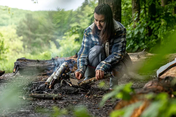 Attractive Young Woman Makes Fire Keep Warm Forest — Stock Photo, Image