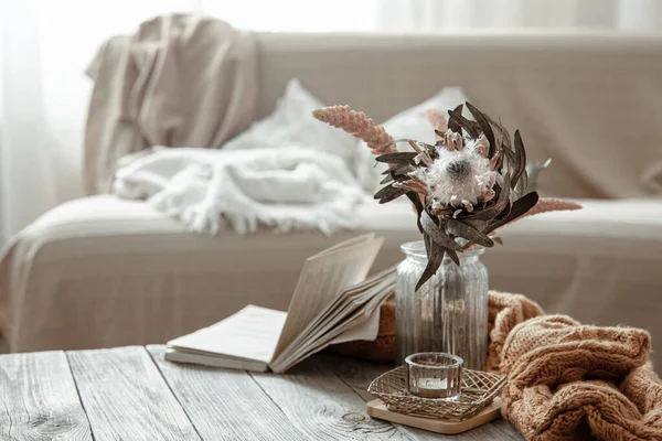 Composición Con Libro Una Flor Seca Elemento Tejido Interior Habitación — Foto de Stock
