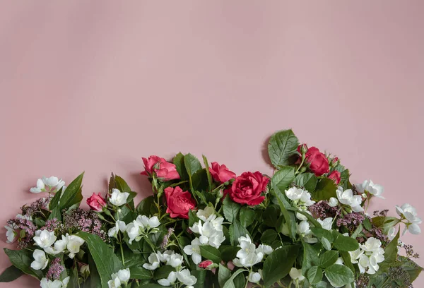 Composición Plana Con Flores Frescas Sobre Fondo Rosa — Foto de Stock