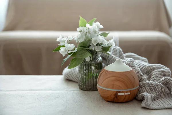 Modern Oil Aroma Diffuser Living Room Table Knitted Element Flowers — Stock Photo, Image