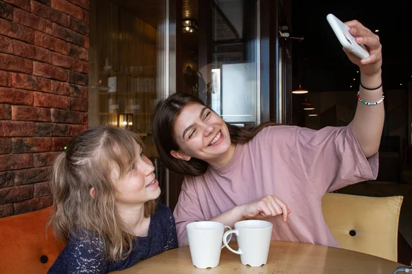 Zwei Schwestern Lächeln Und Machen Bei Einer Tasse Tee Ein — Stockfoto