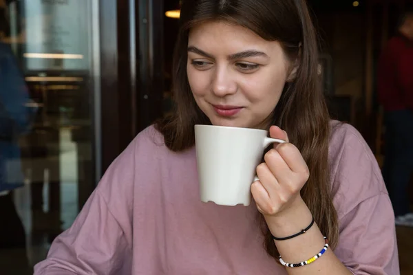 Linda Chica Estilo Casual Con Una Taza Bebida Caliente Café — Foto de Stock