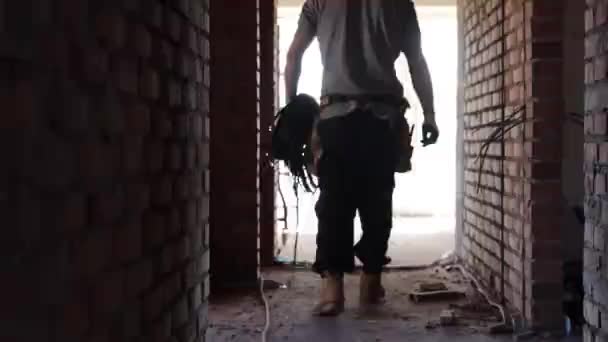 Electricista Pasa Por Una Obra Construcción Con Cable Las Manos — Vídeos de Stock