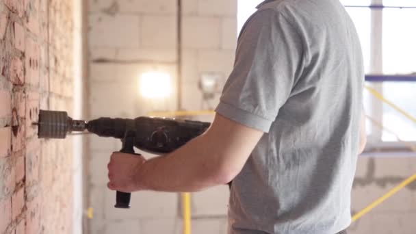 Ouvrier Construction Travaille Avec Une Poinçonneuse Près — Video