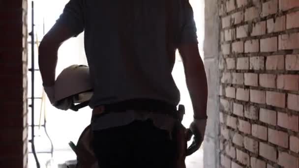 Homme Bâtisseur Avec Casque Travail Dans Ses Mains Sur Chantier — Video