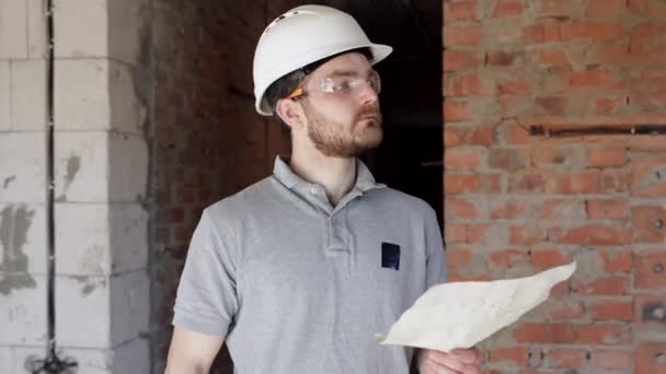 Homme Constructeur Étudie Dessin Construction Sur Chantier Construction — Video