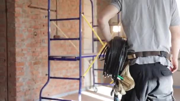 Entrepreneur Électricien Avec Câble Électrique Sur Chantier Construction — Video