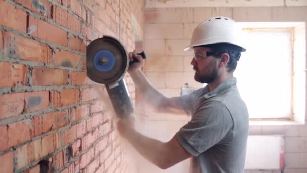Fachkundiger Handwerker Zerschneidet Bei Reparaturarbeiten Wand Mit Der Elektrischen Scheibensäge — Stockvideo