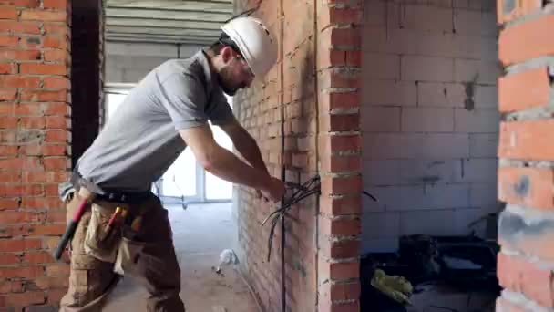 Een Bouwelektricien Knipt Een Spanningskabel Door Tijdens Een Reparatie — Stockvideo