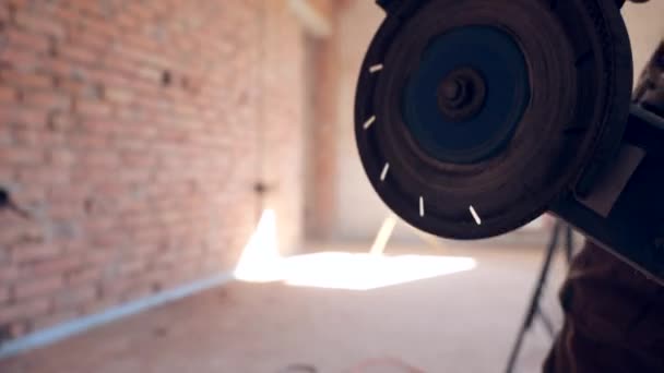 Tukang Yang Terampil Memotong Dinding Menjadi Potongan Potongan Dengan Gergaji — Stok Video