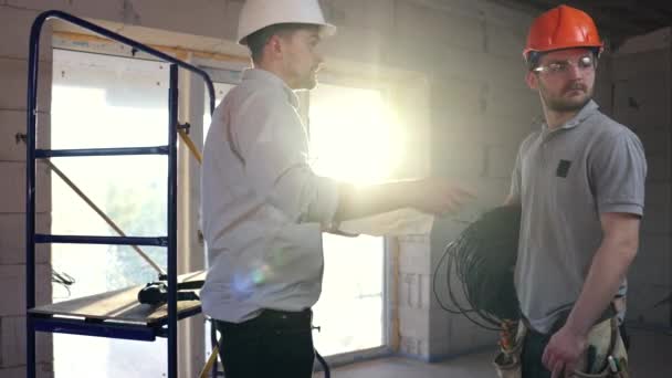 Mitten Raum Der Gerade Renoviert Wird Stehen Zwei Bauarbeiter Helmen — Stockvideo