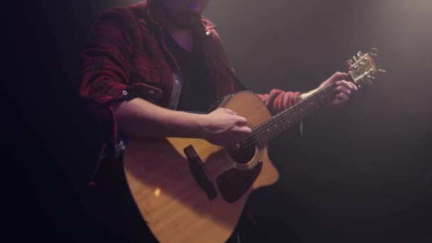 Ein Männlicher Gitarrist Spielt Akkorde Auf Einer Akustischen Gitarre Einem — Stockvideo