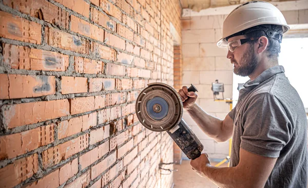 Construtor Profissional Roupas Trabalho Trabalha Com Uma Ferramenta Corte — Fotografia de Stock