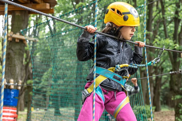 Маленька Дівчинка Шоломі Безпеки Піднімається Мотузки Лісовому Парку Пригод — стокове фото