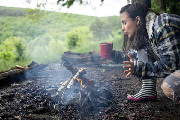 Ein Attraktives Mädchen Mit Einer Tasse Der Hand Wärmt Sich — Stockfoto