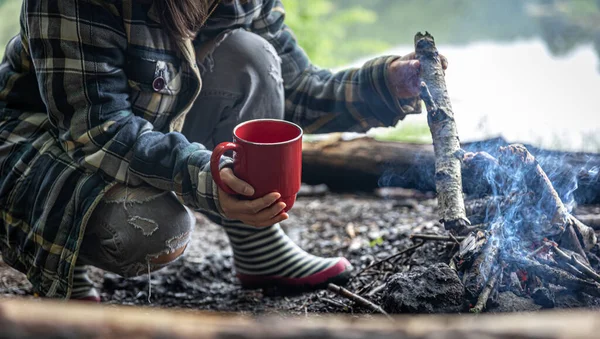 Eine Tasse Mit Einem Warmen Getränk Beim Waldspaziergang Feuer — Stockfoto