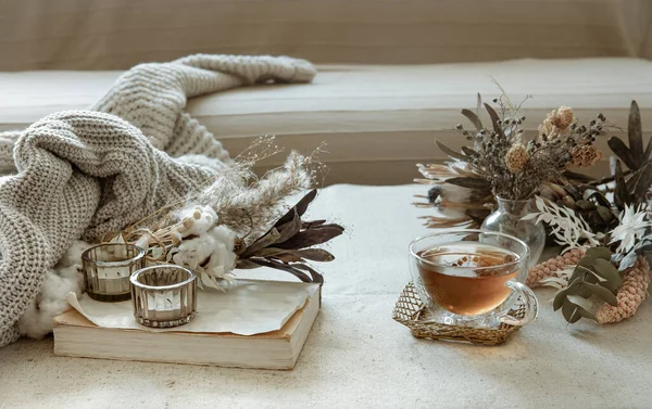 Glazen Kopje Thee Gebreid Element Gedroogde Bloemen Het Interieur Van — Stockfoto