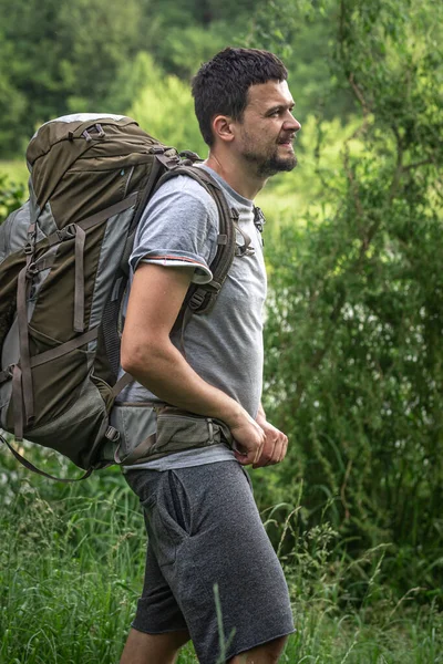 Ein Tourist Mit Einem Großen Rucksack Ist Sommer Fuß Unterwegs — Stockfoto