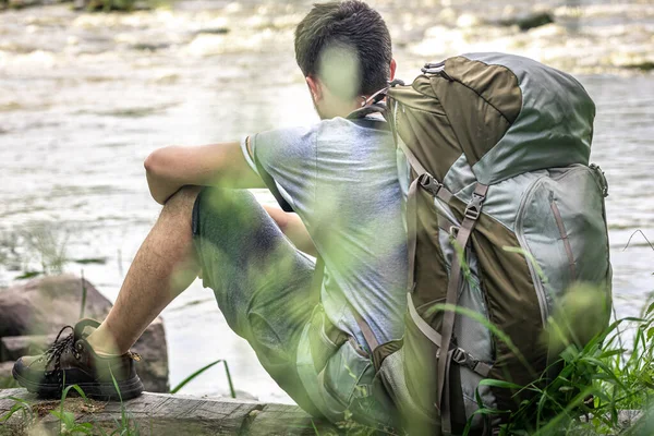 Ein Tourist Mit Einem Großen Rucksack Setzte Sich Zum Ausruhen — Stockfoto