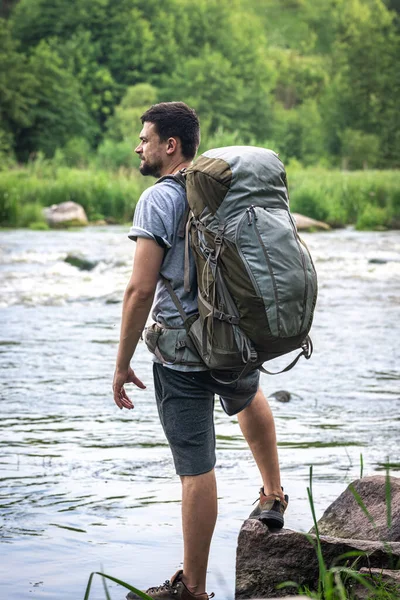 Ein Männlicher Reisender Mit Einem Großen Wanderrucksack Steht Fluss — Stockfoto