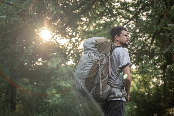 Turista Túře Velkým Batohem Rozmazaném Pozadí Lesa — Stock fotografie