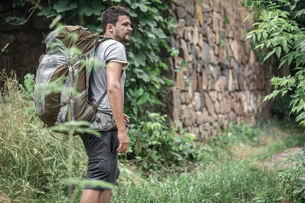 Ein Mann Wandert Mit Einem Großen Rucksack Wald — Stockfoto