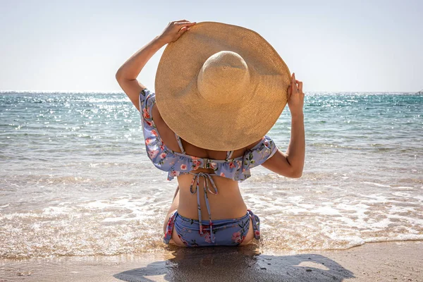 Una Mujer Sombrero Grande Toma Sol Playa Cerca Del Mar — Foto de Stock