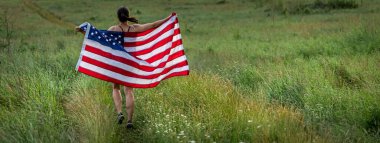 Sahanın fotokopi alanındaki çimlerin üzerinde koşan Amerikan bayrağıyla.