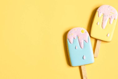 Dondurma şeklinde renkli zencefilli kurabiyeler jöleli çubukta..