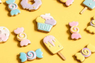 Tatlı şeklinde zencefilli kurabiye ve jöleli dondurma..