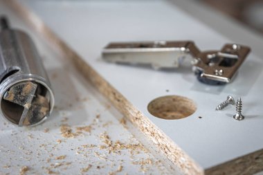 Kendini beceren bir vidanın yakın çekimi, marangozun zanaatında tahta vida..