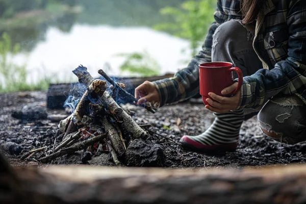 Eine Tasse Mit Einem Warmen Getränk Beim Waldspaziergang Feuer — Stockfoto