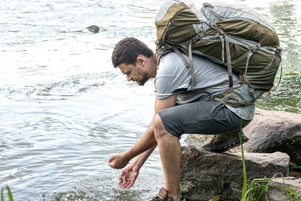 Ein Tourist Mit Einem Großen Wanderrucksack Einem Gebirgsfluss Der Sommerhitze — Stockfoto