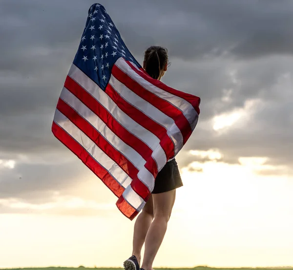 Junge Frau Mit Flagge Genießt Sonnenuntergang Der Natur — Stockfoto