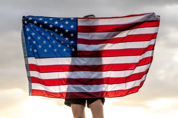 Junge Frau Mit Flagge Genießt Sonnenuntergang Der Natur — Stockfoto